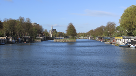 902778 Gezicht over het Merwedekanaal, vanaf de Muntbrug te Utrecht. Links en rechts woonboten aan de Kanaalweg en ...